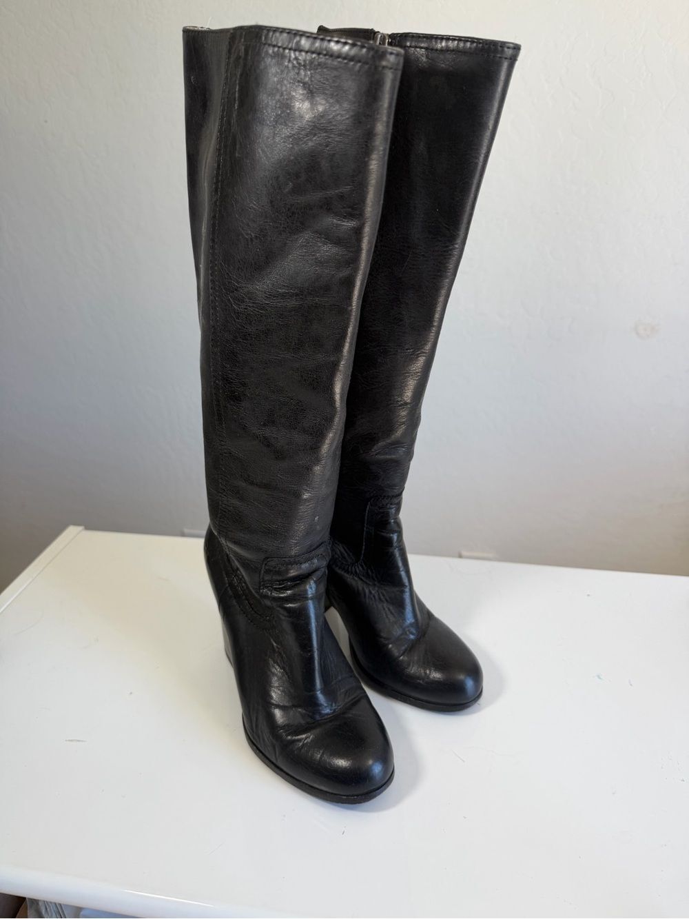 Frye Black Leather Knee-High Side-Zip Block Heel Boots - Size 7M - Picture 2 of 10